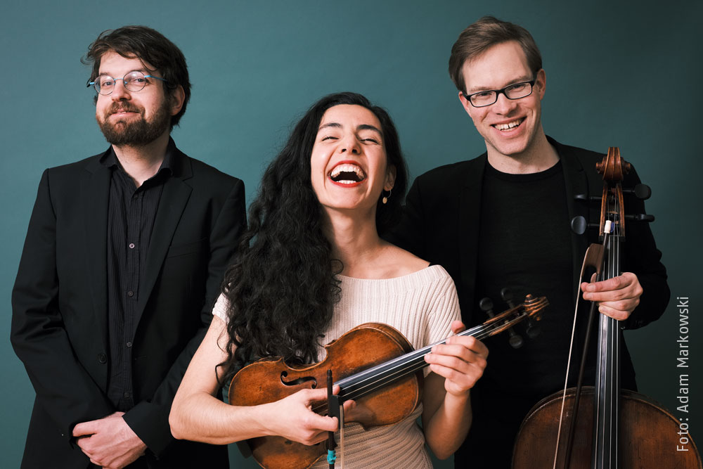 Gruppenfoto Trio Egmont: Gilad Katznelson (Klavier), Luiza Labouriau (Violine), Martin Knörzer (Violoncello)